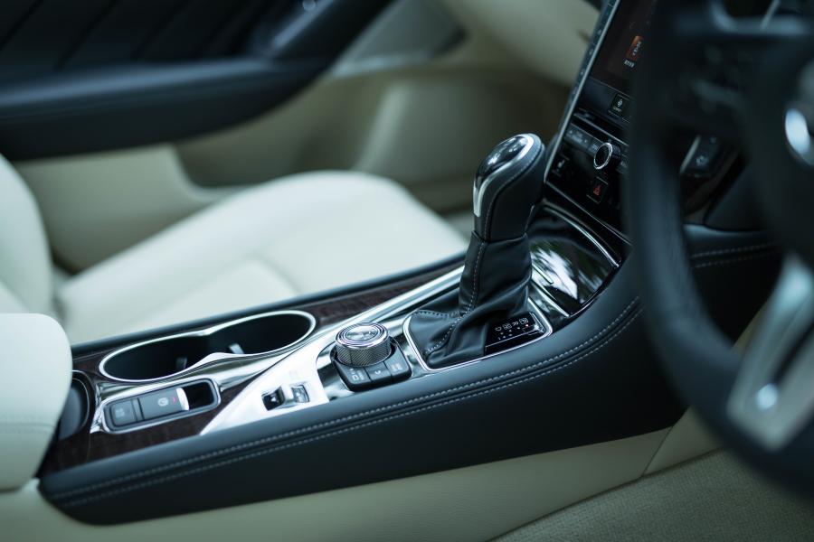 Детали интерьера Nissan Skyline GT Hybrid (V37) 2019 года  (фото 30 из 35)